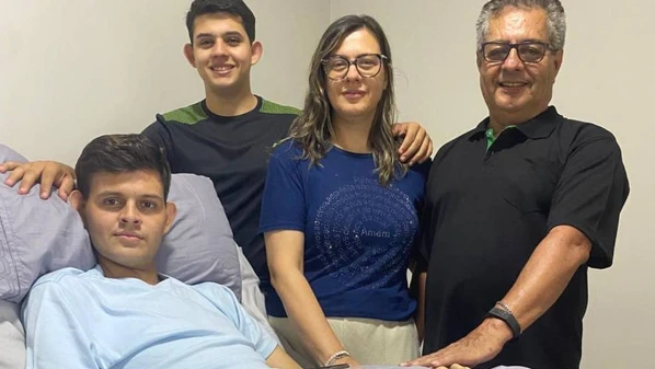 Ele teve uma lesão considerada muito debilitante pelos médicos, com perda de movimentos em braços e pernas e perda de sensibilidade do umbigo para baixo; há seis dias, Luiz recebeu a aplicação da substância