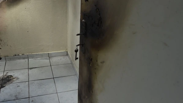 Suspeito ateou fogo em quarto, fez ameaças de morte e fugiu após recusa em chamar carro por aplicativo; ele furtou celular e bicicletas de residências vizinhas na fuga