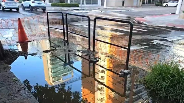 Problema ocorre desde a tarde de segunda-feira (26) e atingiu também a faixa de pedestres na Praia do Canto; há suspeita de que a água seja esgoto