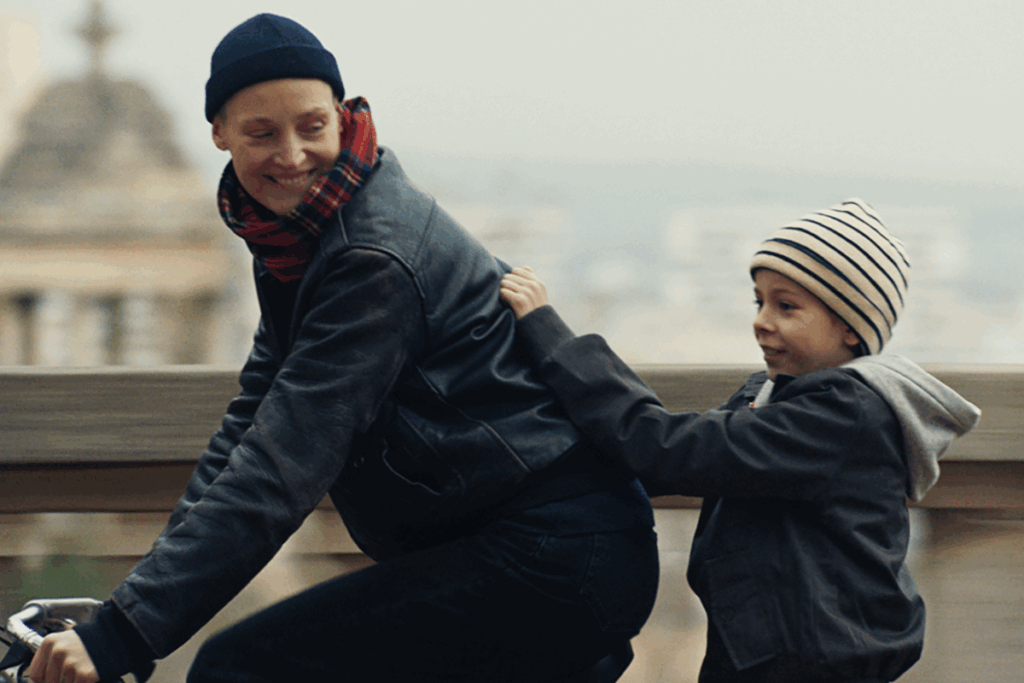 “Me Ame Com Ternura” acompanha Clémence, advogada que luta pela maternidade após assumir novos relacionamentos (Imagem: Reprodução | Imovision)