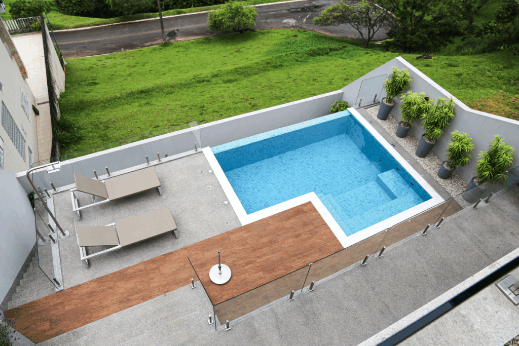 A inclinação do terreno pode ser usada para criar um refúgio privativo e bem setorizado (Projeto: Meneghisso &amp; Pasquotto Arquitetura | Imagem: Divulgação)