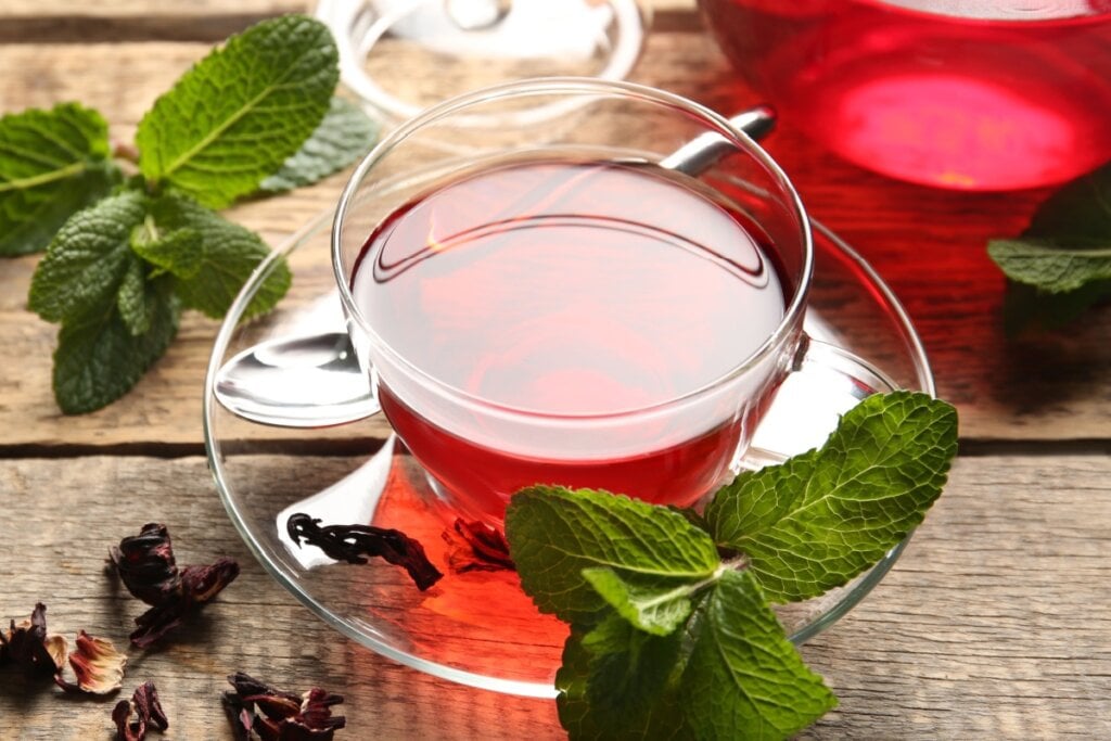 Chá de hibisco com hortelã (Imagem: Africa Studio | Shutterstock)