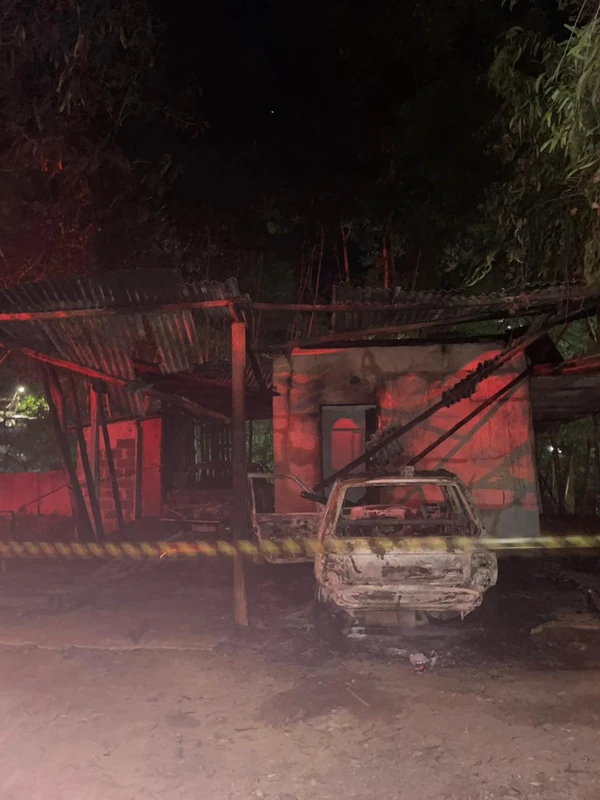 Incêndio atinge veículos e depósito em Cachoeiro de Itapemirim por Corpo de Bombeiros 