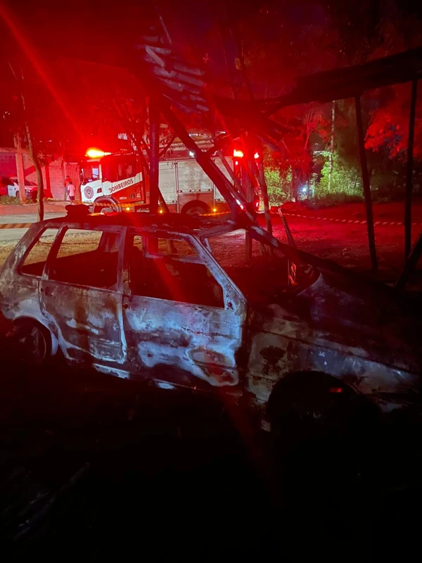 Incêndio atinge veículos e depósito em Cachoeiro de Itapemirim por Corpo de Bombeiros 