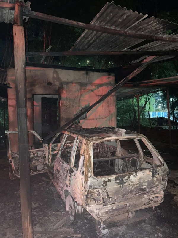 Incêndio atinge veículos e depósito em Cachoeiro de Itapemirim por Corpo de Bombeiros 