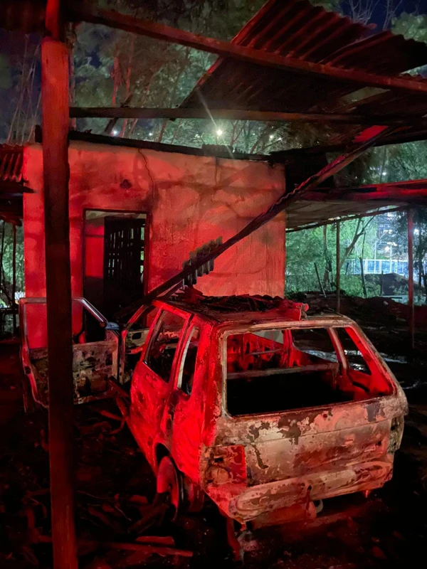 Incêndio atinge veículos e depósito em Cachoeiro de Itapemirim por Corpo de Bombeiros 