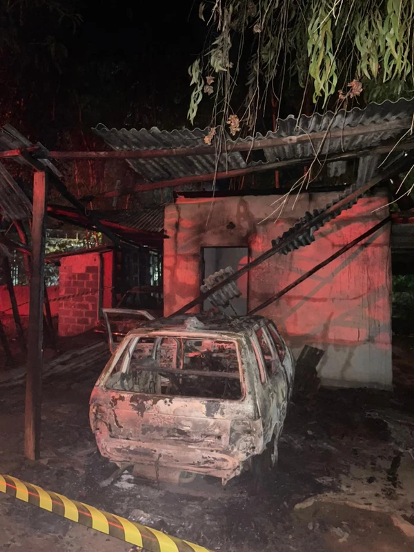 Incêndio atinge veículos e depósito em Cachoeiro de Itapemirim por Corpo de Bombeiros 