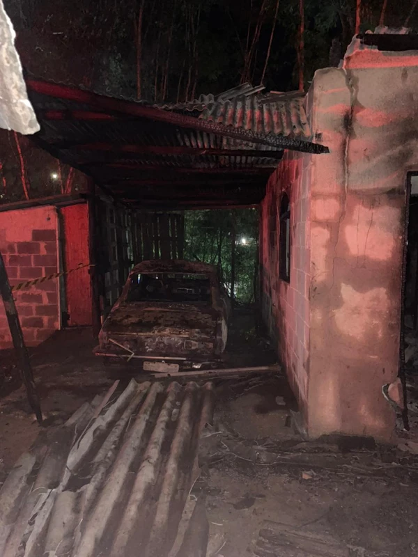 Incêndio atinge veículos e depósito em Cachoeiro de Itapemirim por Corpo de Bombeiros 