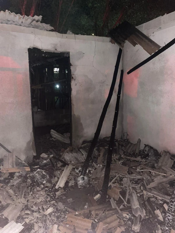 Incêndio atinge veículos e depósito em Cachoeiro de Itapemirim por Corpo de Bombeiros 