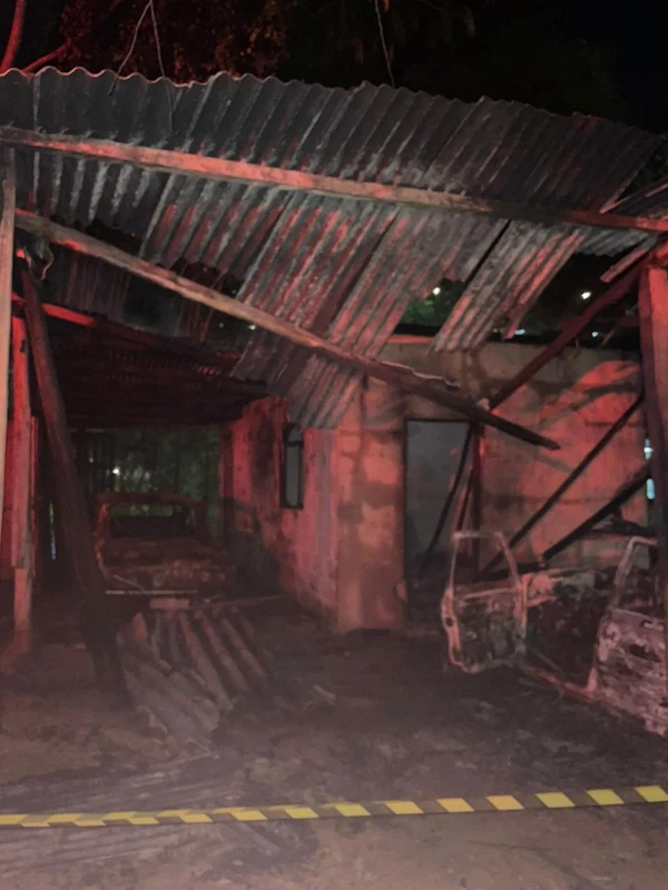 Incêndio atinge veículos e depósito em Cachoeiro de Itapemirim por Corpo de Bombeiros 