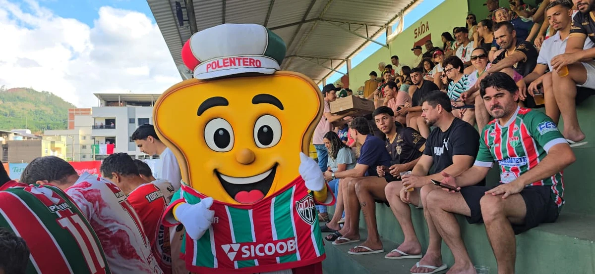 O mascote Polenteiro animando a torcida do Rio Branco-VN nas arquibancadas do Olímpio Perim
