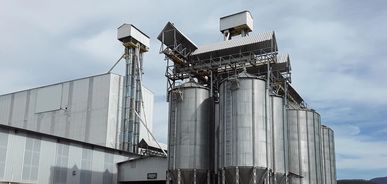 A partir de investimento de R$ 3 milhões, célula robótica vai entrar em operação na segunda quinzena de fevereiro, com braço mecânico para empilhar as sacas de ração de forma organizada