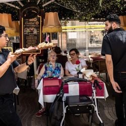 Governo estima que a medida afete 500 mil estrangeiros; oposição critica medida e acusa de violar normas da União Europeia