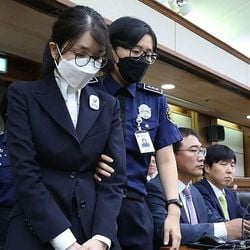 Kim Keon Hee foi acusada de falsificar credenciais acadêmicas, aceitar presentes como suborno e tentar minar a separação entre igreja e Estado.