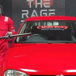 Cada vez mais pessoas pagam para liberar a raiva destruindo televisores e móveis velhos nas chamadas 'salas da fúria' — e muitas delas são mulheres.