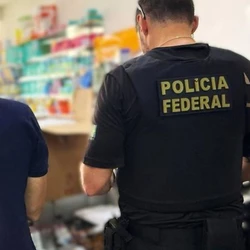 As investigações indicam possíveis irregularidades em contratos para fornecimento de insumos à rede pública; há suspeita de fraude de licitação e desvio de recursos