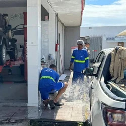 Ao menos sete ligações clandestinas foram descobertas no estabelecimento de combustíveis; gerente foi conduzida à delegacia para prestar esclarecimentos