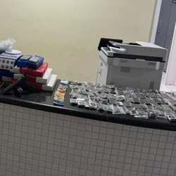 Polícia chegou até um local usado como ponto de tráfico de drogas e apreendeu quase 30 kg de droga, além de armas e munições; duas pessoas acabaram presas