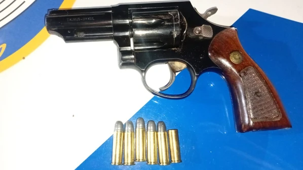 Homem fugiu para dentro de uma área de mata; caso aconteceu na noite da última terça-feira (27)