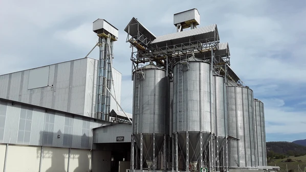 A partir de investimento de R$ 3 milhões, célula robótica vai entrar em operação na segunda quinzena de fevereiro, com braço mecânico para empilhar as sacas de ração de forma organizada