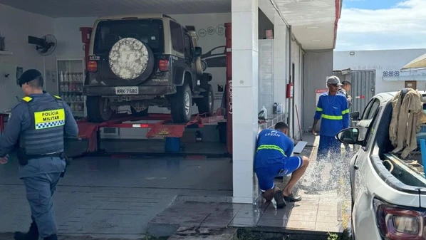 Ao menos sete ligações clandestinas foram descobertas no estabelecimento de combustíveis; gerente foi conduzida à delegacia para prestar esclarecimentos