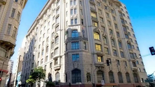 São cumpridos mandados de busca e apreensão na sede do Executivo e do Legislativo