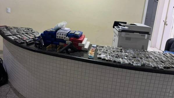 Polícia chegou até um local usado como ponto de tráfico de drogas e apreendeu quase 30 kg de droga, além de armas e munições; duas pessoas acabaram presas