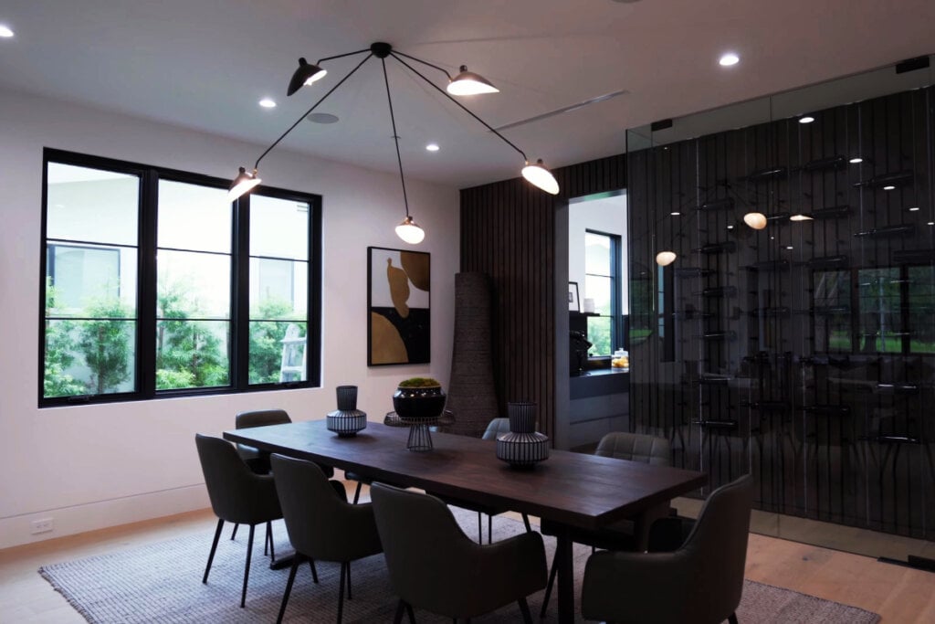 A decoração contemporânea valoriza tons neutros, superfícies lisas e espaços abertos e livres (Imagem: Gabo_Arts | Shutterstock)