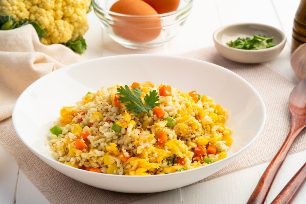 Arroz de couve-flor com ovos, cenoura e milho (Imagem: Kritchai7752 | Shutterstock)