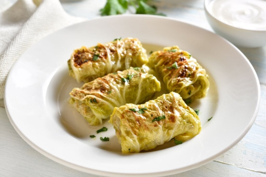 Charutos de repolho recheados com cogumelos (Imagem: Tatiana Volgutova | Shutterstock)