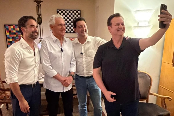 Gilberto Kassab tira selfie com Eduardo Leite, Ronaldo Caiado e Ratinho Jr.