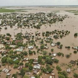 A pior enchente em uma geração atinge Moçambique, com equipes do Brasil, África do Sul e Reino Unido ajudando no resgate