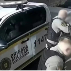 O tiro, de munição não letal, atingiu as patas traseiras do cão, que deverá ficar internado, sob cuidados, por mais alguns dias