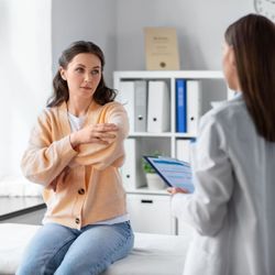 A transmissão da doença ocorre por meio das vias aéreas, a partir do contato próximo e prolongado com secreções 