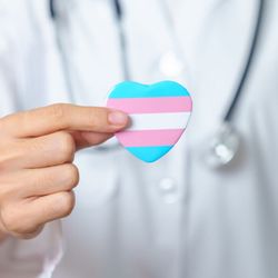 Novas técnicas, diretrizes claras e mudança de abordagem ampliam o acesso de pessoas trans a assistência qualificada, segura e humanizada