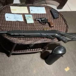 Ao menos quatro pessoas foram presas, e há mandados de prisão contra 26 investigados