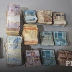 O homem desobedeceu ordem de parada, tentou escapar a pé e foi flagrado com arma e os valores dentro do veículo; ele alegou que a quantia era proveniente da venda de um veículo