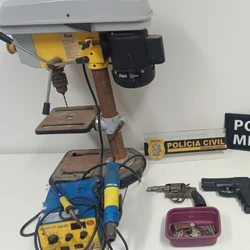 Denúncias anônimas levaram à polícia até o local, no bairro Seac, onde uma arma e maquinário para manutenção e fabricação de armamento foram apreendidos