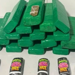 Os dois ficaram nervosos ao serem abordados pela Polícia Militar, o que levantou suspeitas