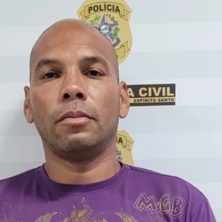 Luiz Carlos Reis Santos, conhecido como "Long Long", de 42 anos, era foragido e é investigado por envolvimento na execução de Marcelo da Silva Fernandes, morto a tiros ao sair de presídio