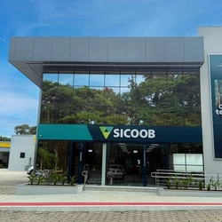 Instituição registra alta de 37% no excedente bruto e atinge eficiência operacional de 23,5%; R$ 707 milhões serão distribuídos aos cooperados