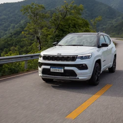 Versão topo de linha do SUV passa a contar com propulsor que pode ser abastecido com gasolina ou etanol, mas mantém a mesma portência e o mesmo torque; preço sugerido é de R$ 274.290