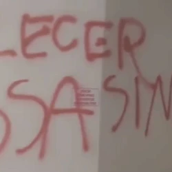 Além do imóvel, áreas comuns do condomínio onde ocorreu o crime também foram alvo de depredação e pichações; uma televisão aparece com a tela destruída, e o quadro de energia do imóvel foi arrancado e quebrado