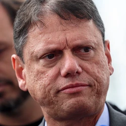 Após tensão com bolsonarismo na semana anterior, governador de São Paulo fala em empenho por candidatura de Flávio Bolsonaro