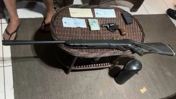 Ao menos quatro pessoas foram presas, e há mandados de prisão contra 26 investigados