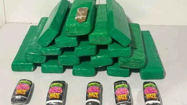 Os dois ficaram nervosos ao serem abordados pela Polícia Militar, o que levantou suspeitas