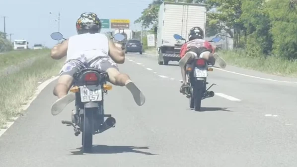 Em um vídeo, é possível ver os dois homens deitados e esticados sobre o banco das motos praticamente lado a lado; em um determinado momento, um deles retira uma das mãos do guidão