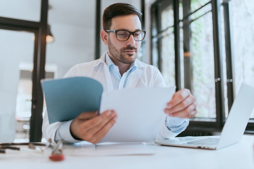 A sistematização de orientações técnicas, legais e éticas fortalece a segurança do profissional e contribui para uma assistência mais responsável (Imagem: Branislav Nenin | Shutterstock)