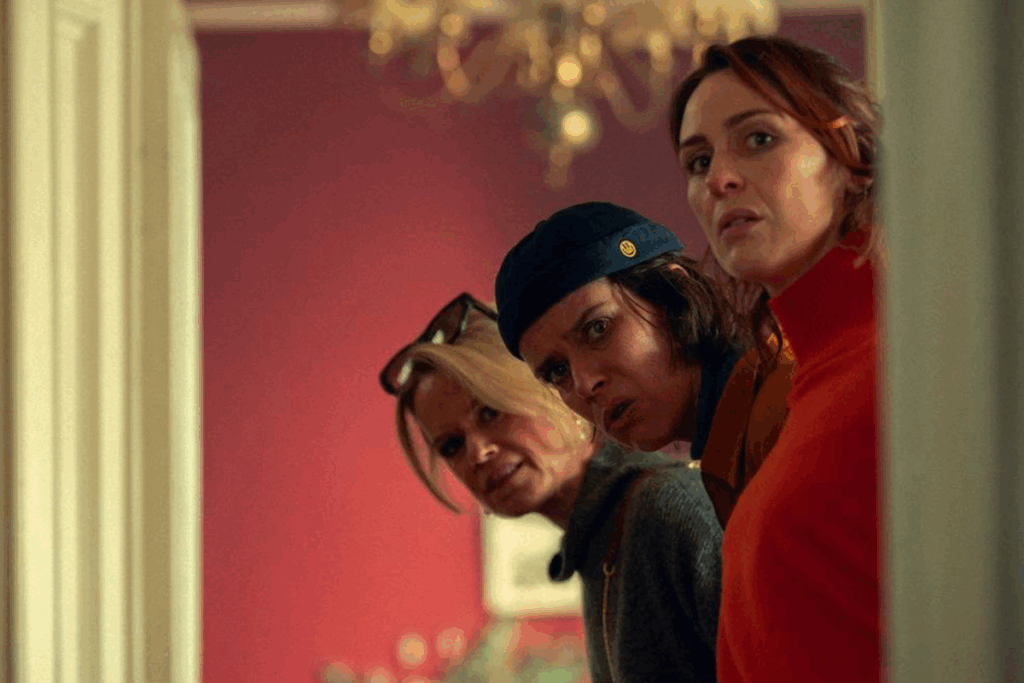 “De Belfast ao Paraíso” acompanha três amigas que investigam a morte suspeita de uma colega enquanto atravessam situações absurdas pela Irlanda (Imagem: Reprodução digital | Netflix)