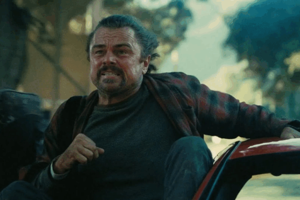 Em ”Uma Batalha Após a Outra”, a história foge do óbvio, focando os dilemas que continuam mesmo depois do fim da guerra (Imagem: Reprodução digital | Warner Bros. Pictures)